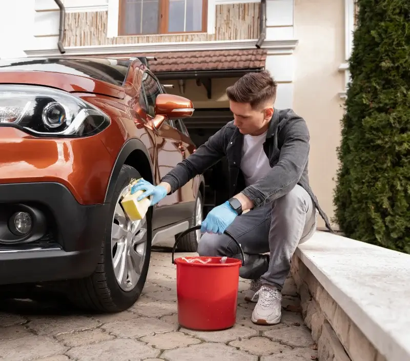 Lavage auto à domicile Montmain : professionnel intervenant sur un véhicule